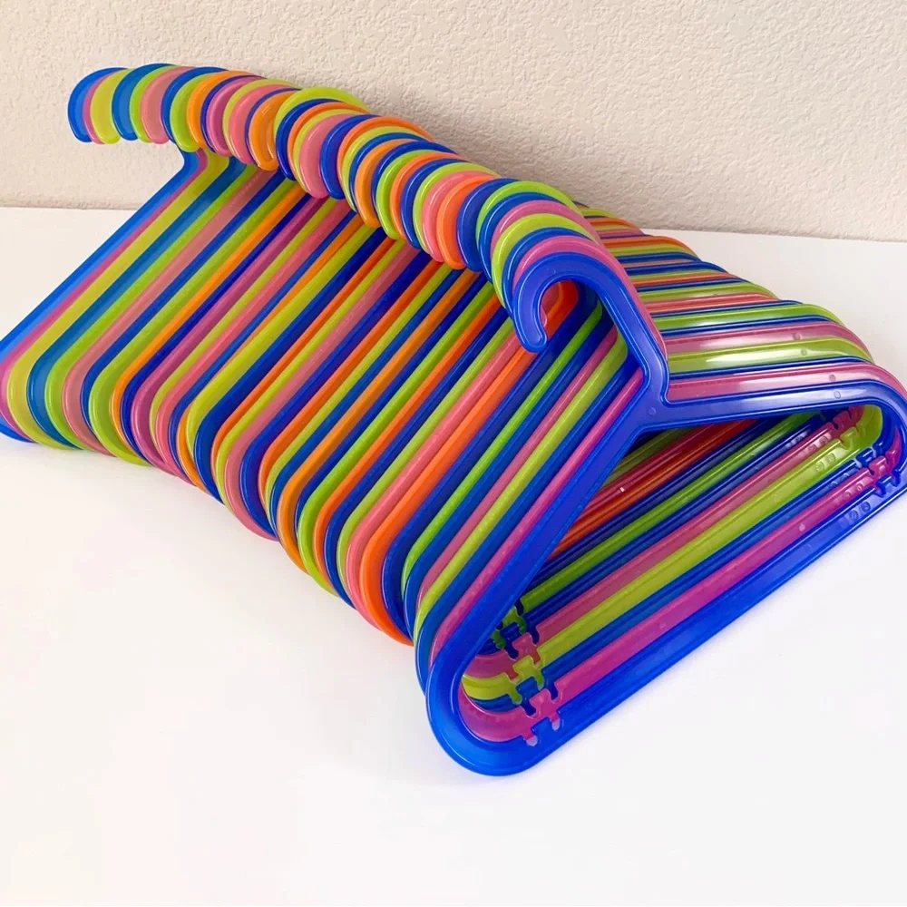 Narrow shoulders hangers 40 set rainbow by Anna everflund